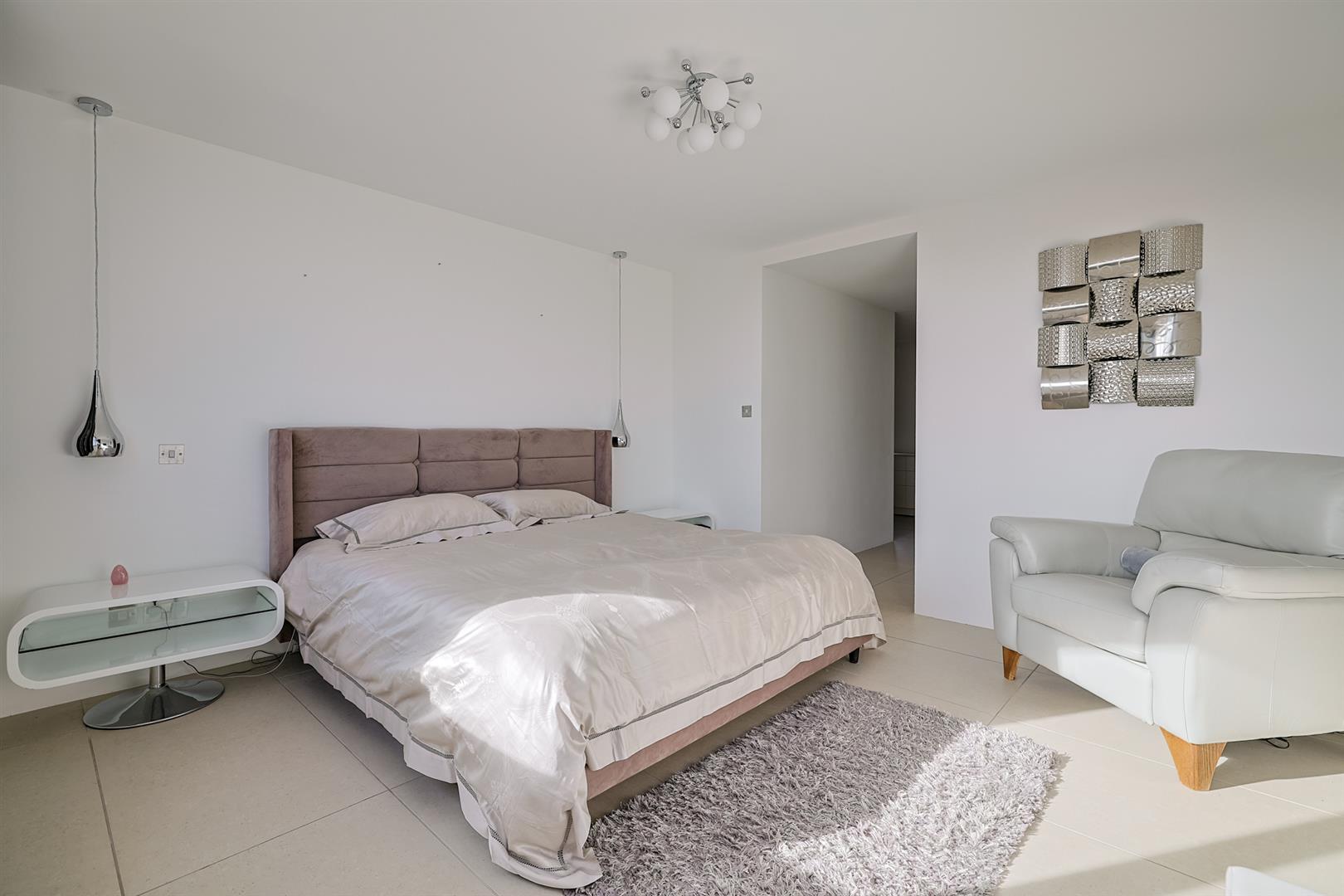 20 Brynau Drive, Mayals, Swansea, SA3 5EE